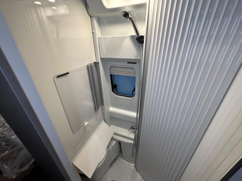Malibu Van Comfort 640 LE Charming GT Skyview photo: 9