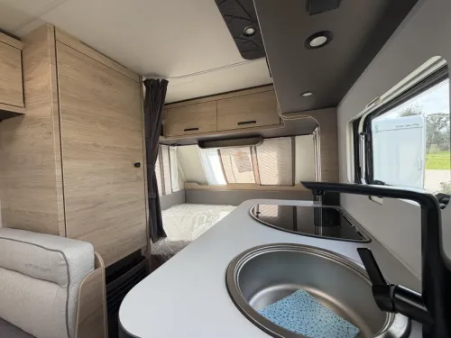 Weinsberg CaraOne Edition HOT 390 QD Sitzgruppe vorne / Querbett  Foto: 11