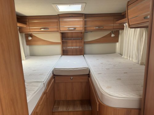Hymer T 704 SL single beds levelling system photo: 28