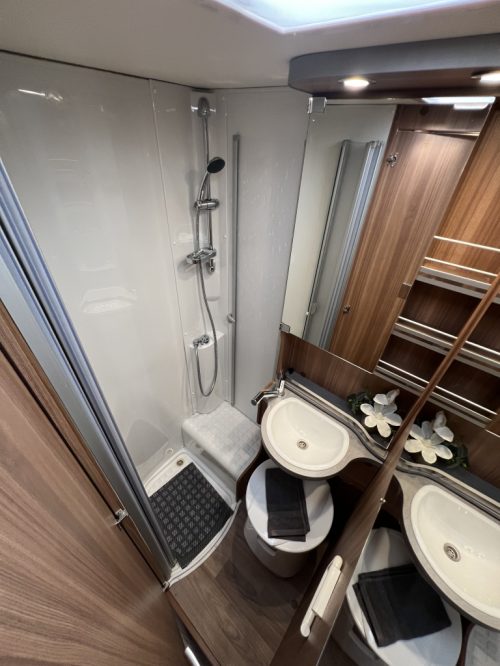 Weinsberg CaraCompact 600 MEG ENKELE BEDDEN BEARLOCK MAXFANN Foto: 7