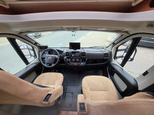 Hymer T 698 CL Queensbed, Omvormer etc.  foto: 2