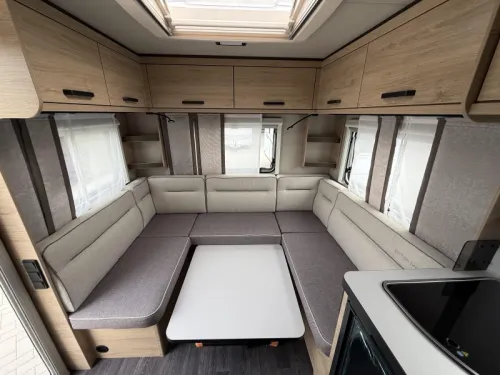 Weinsberg CaraOne Edition HOT 450 FU Franz&ouml;sisches Bett / Rundsitzgruppe  Foto: 5