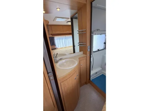 Knaus Blue Line 450 TF franz&ouml;sisches Bett Rundsitzgruppe Toilette Foto: 4