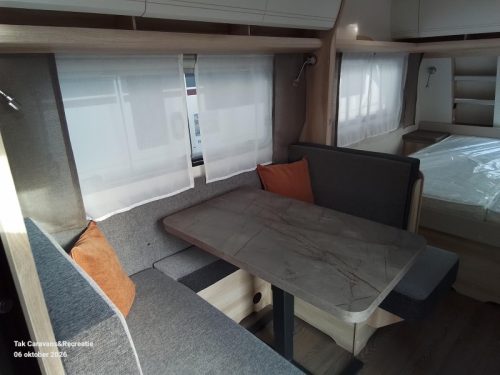 Hobby De Luxe 460 SFF Model 2027 with queen-size bed photo: 3