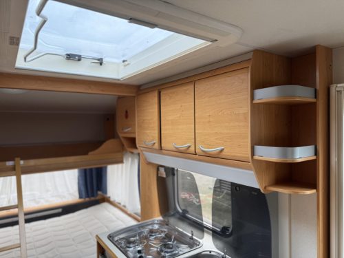 Knaus Blue Line 450 TK CAMA LITERA CAMA FIJA ASIENTO EN U foto: 11