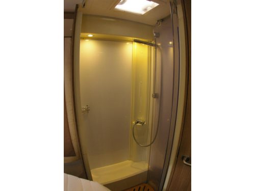 B&uuml;rstner Aviano 700 Lit central, Toit relevable. photo : 18