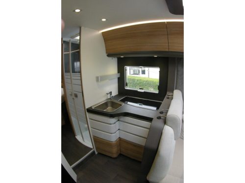 Adria Sonic Axess 700 SC Queensbed, Hubdach, Garage Foto: 9