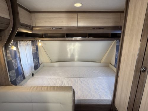 Hobby De Luxe 490 KMF met STAPELBED **6 Slaapplaatsen/Mover/1e eigenaar//Lichtmetalen velgen black/2x zonnepaneel/Autark/Nette caravan foto: 15