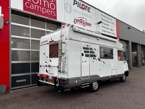 Hymer B544 Vollintegriert Wohnmobil, 4 Personen Foto: 2