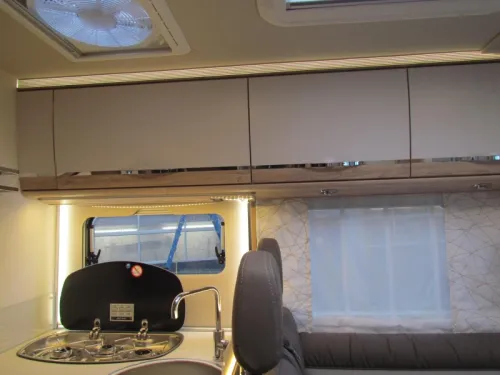 Eura Mobil Profila RS 695 EB Mondial,Single beds and Pop-top roof  photo: 5
