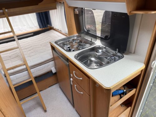 Knaus Blue Line 450 TK CAMA LITERA CAMA FIJA ASIENTO EN U foto: 10