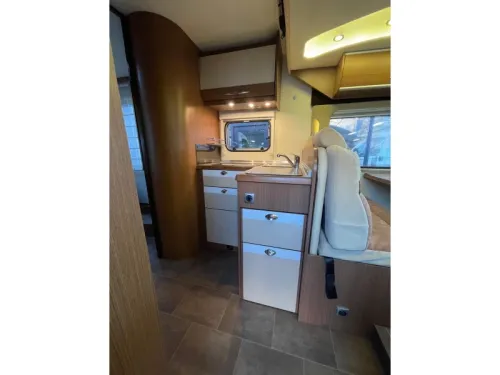 B&uuml;rstner Ixeo Plus 726 IT Queen bed Pop-top roof Air conditioning photo: 11