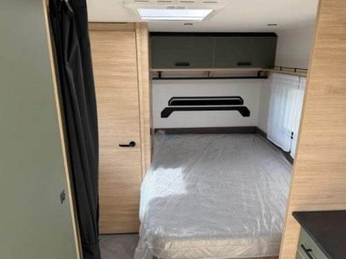 Caravelair Sport Line 455 French bed - Spacious dinette photo: 11