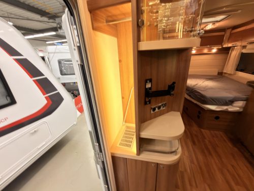 Knaus Sudwind Exclusive 580 UF mover+awning+cabin airco  photo: 21