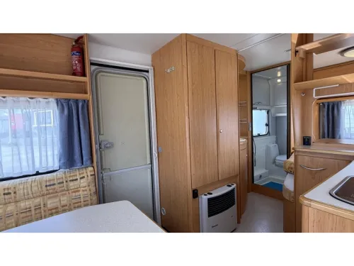 Knaus Blue Line 450 TF franz&ouml;sisches Bett Rundsitzgruppe Toilette Foto: 9