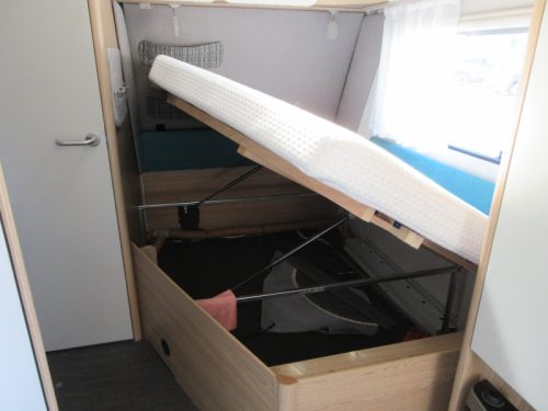 Dethleffs Aero 470 FR WITH MOVER AND FIXED AWNING photo: 5