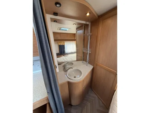 B&uuml;rstner Amara 450 TS FRENCH BED DINETTE AREA AWNING  photo: 17