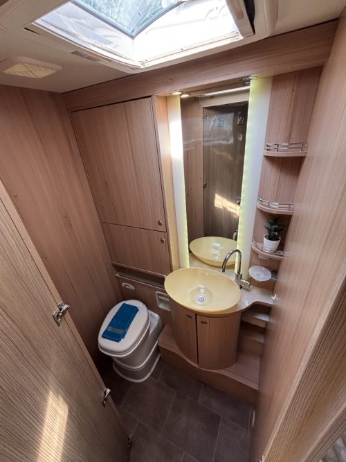 B&uuml;rstner Nexxo Moonlight 728 SINGLE BEDS ROOF AIRCO photo: 9