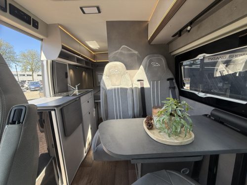 P&ouml;ssl summit shine 540 165 ch Fourgon am&eacute;nag&eacute; lit transversal store crochet de remorquage remis pliss&eacute; climatisation porte moustiquaire apple carplay cam&eacute;ra demi-cuir photo : 13
