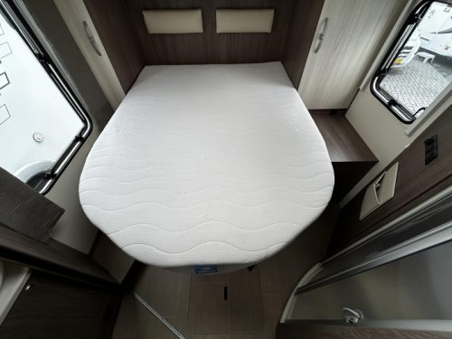 B&uuml;rstner Ixeo IT 700 Queen bed/pop-top roof/39,000km photo: 9