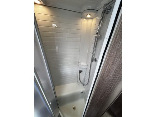 B&uuml;rstner Ixeo IT 700 Queen bed/pop-top roof/39,000km photo: 13