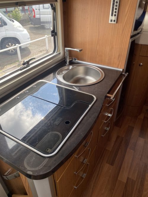 Hymer T 674 SL 2.3 MultiJet 160 HP, Semi-integrated, 2 Single beds, Engine air conditioning, Auto. dish etc. Year of manufacture 2011 Motorhome Centrum On the Road at the Noorderringweg 4 in Marum. photo: 11