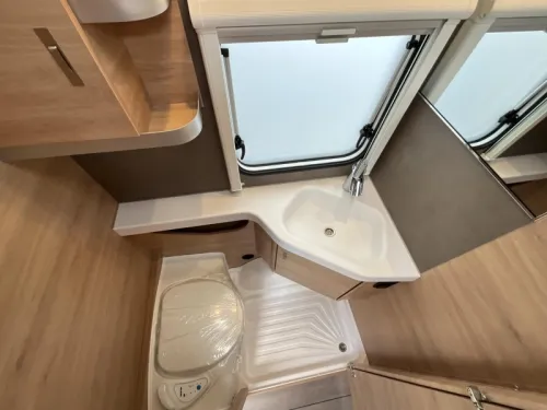 Knaus Sudwind Black Selection 500 EU ENKELE BEDDEN-VLOERVERW Foto: 12