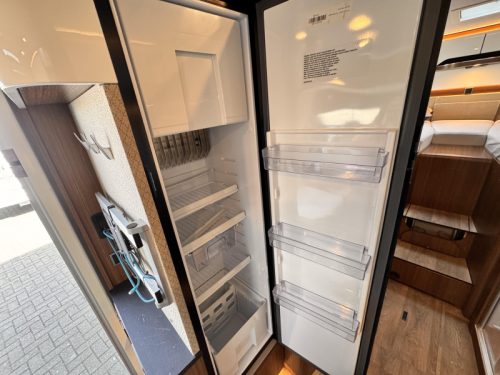 Hymer B-MC T 680 single beds pop-top roof  photo: 22