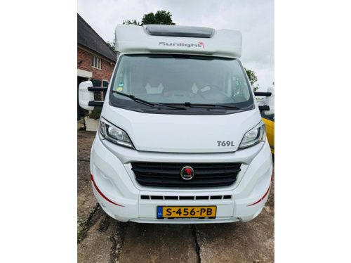 Sunlight T69L Queensbed and pop-top roof in neat condition. photo: 20