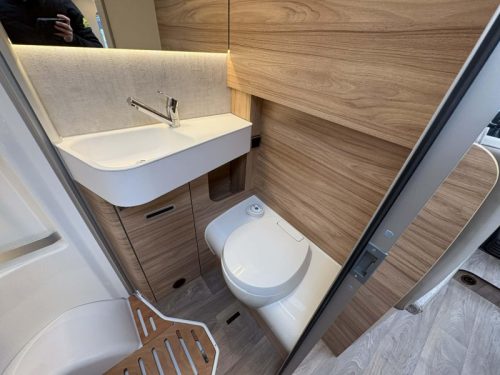 Hymer Exis-i 580 No Drop-down Bed - 1st owner photo: 16
