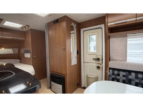 LMC Musica 470 D French bed dinette toilet photo: 8