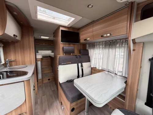 Weinsberg CaraCompact Pepper 600 Single beds 44000 km AC photo: 11