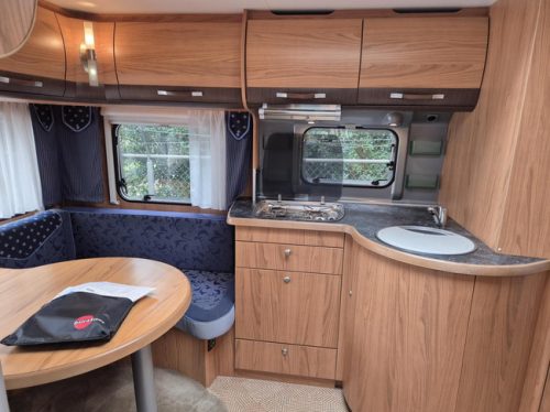 B&uuml;rstner 525 TS Belcanto Queens bed small awning photo: 7