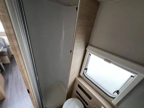 Knaus Sudwind 580 QS Rangierhilfe, Etagenbett, Radio, Foto: 15