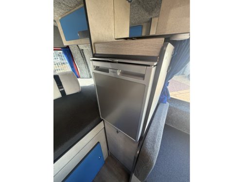 Renault Master automatic camper van very luxurious interior transverse bed air conditioning cruise control camera navigation awning solar panel maxxfan tow bar photo: 16