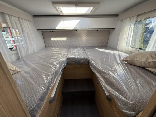 Adria Matrix Plus 670 SL Family Motorhome Automatic photo: 2
