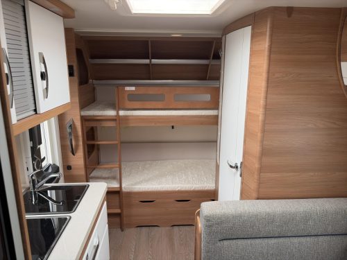 Hobby De Luxe 490 KMF Mover/Awning  photo: 9