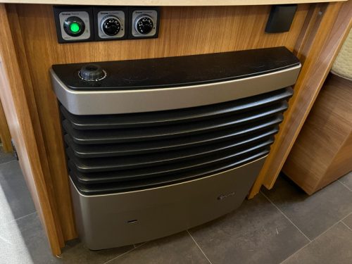Dethleffs Nomad 520 RET L&auml;ngsbetten, Rangierhilfe, Klimaanlage Foto: 15