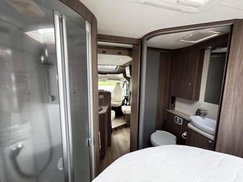 B&uuml;rstner Ixeo IT 700 Queenbed/pop-top roof/39,000km photo: 7