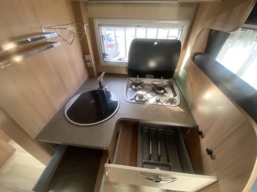 Pilote Aventura P 730 with queen bed AND LUXURY photo: 11