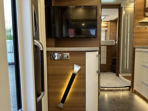 Dethleffs Globetrotter 7850 XLI DBM Premium, Upper cabinets photo: 11