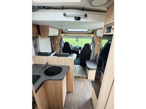 Sunlight T69L Queensbed and pop-top roof in neat condition. photo: 5