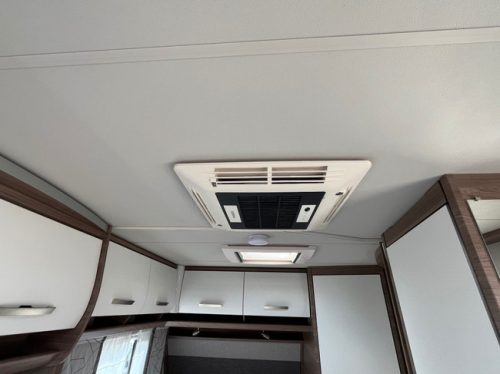 Knaus 450 Fu Sport Franz&ouml;sisches Bett, Rangierhilfe, Klimaanlage, Neuzustand! Foto: 12