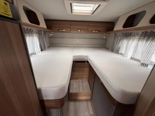 Weinsberg CaraCompact Pepper 600 Single beds 44000 km AC photo: 14