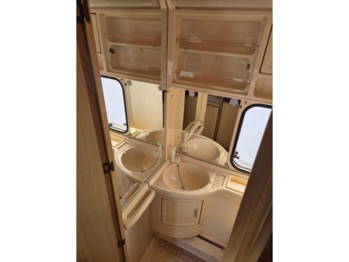 LMC Luxus 490 P Awning - Fold-over bed  photo: 17