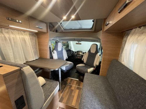 Weinsberg CaraSuite 650 MF 5 Gurte, mit Hubbett Foto: 4