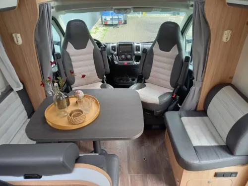 Sunlight T 68 Adventure Edition - Schwarze Front - Navi  Foto: 7