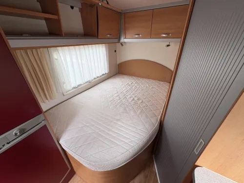 Eura Mobil Terrestra 670 SB French bed photo: 8