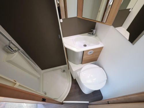 Adria Coral Axess 600 SL levelling system | bicycle rack photo: 10