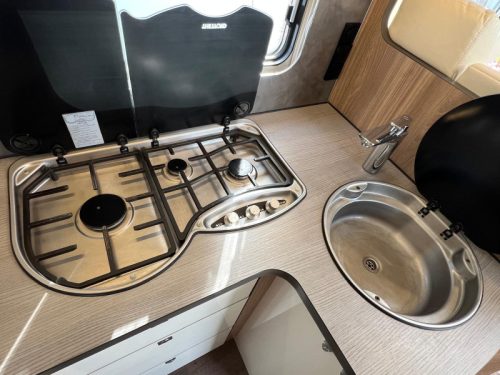 B&uuml;rstner Aviano I 727 queensbed pop-top roof 150HP photo: 12